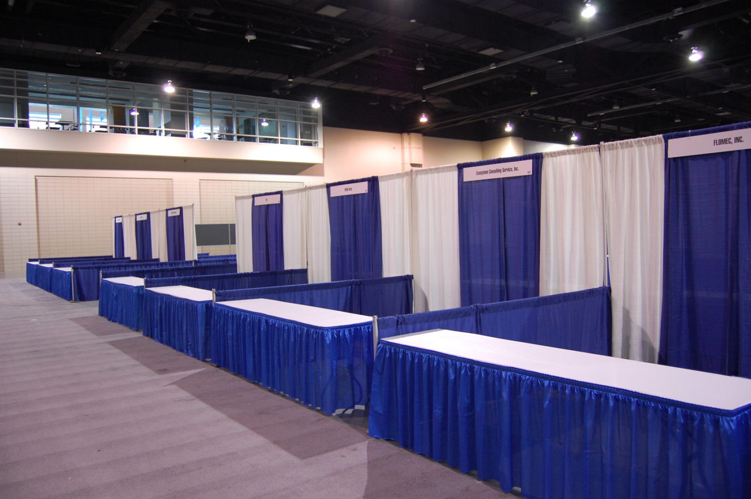 12.21R Exhibits Booths Blue White w Sign Table2 1536x1021 1